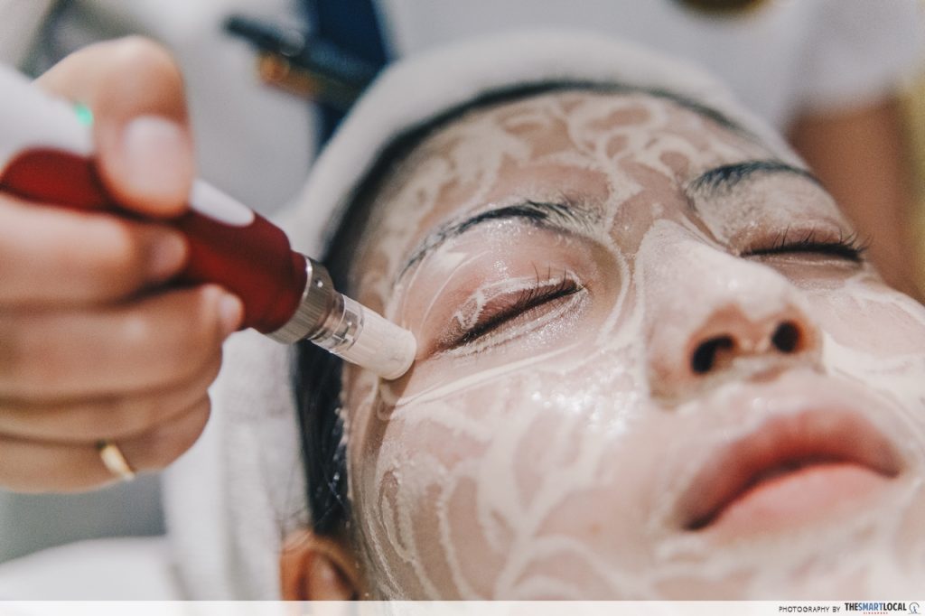 Dermapen in cirkelvormige bewegingen over de huid laten glijden zonder druk